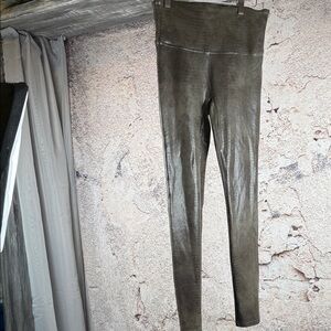 SPANX large green snakeskin looking Leggings. A625